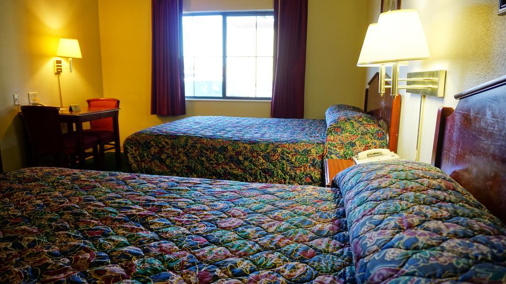 Wesley Inn Уичита Екстериор снимка