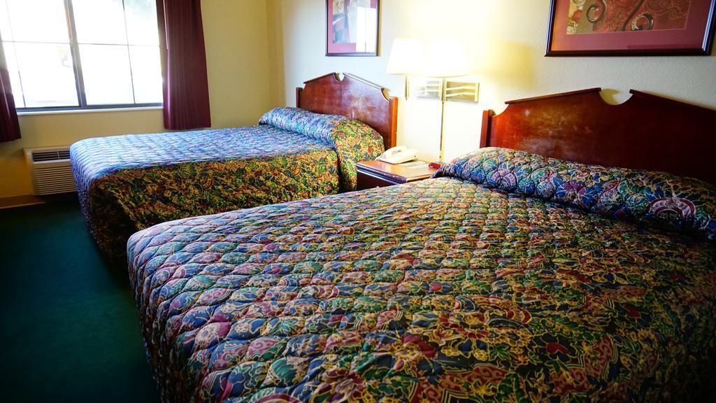 Wesley Inn Уичита Екстериор снимка